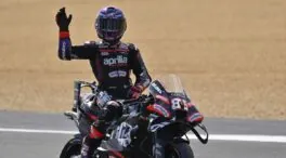 Jorge Martín firma un épico triunfo al 'sprint' y Marc Márquez se vuelve a ir al suelo