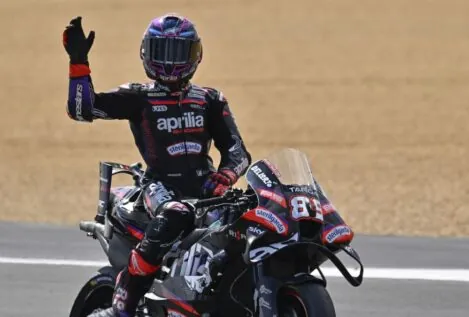 Jorge Martín firma un épico triunfo al 'sprint' y Marc Márquez se vuelve a ir al suelo
