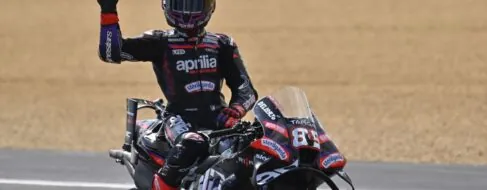 Jorge Martín firma un épico triunfo al 'sprint' y Marc Márquez se vuelve a ir al suelo