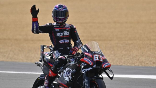 Jorge Martín firma un épico triunfo al 'sprint' y Marc Márquez se vuelve a ir al suelo