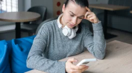 Chatbots en vez de psicólogos: los jóvenes europeos usan la IA como terapia
