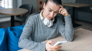 Chatbots en vez de psicólogos: los jóvenes europeos usan la IA como terapia