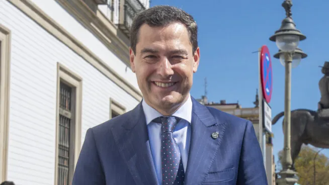 El pasado laboral de Juanma Moreno: de trabajar en una pizzería a ser comercial y cantante