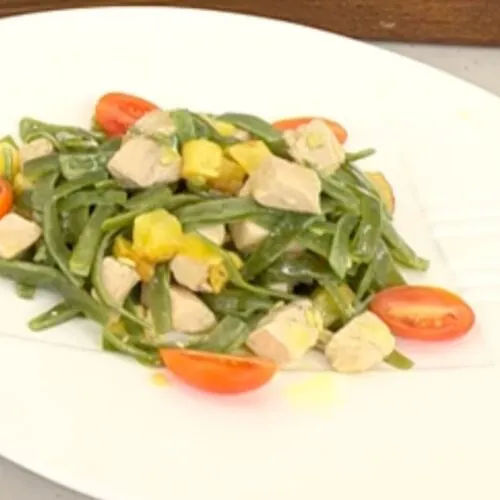 Ensalada templada de judías con patatas, bonito y cherrys