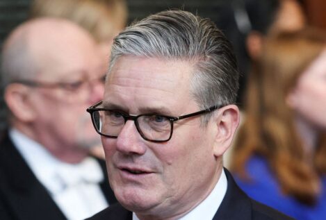 Starmer, al borde del abismo: dimite su ministro de Sanidad y se perfila como rival