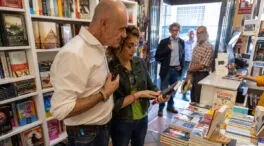 La jornada de reflexión de los candidatos en Andalucía: cerveza, amigos, compras y libros