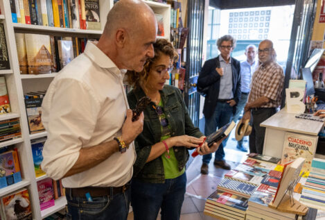 La jornada de reflexión de los candidatos en Andalucía: cerveza, amigos, compras y libros