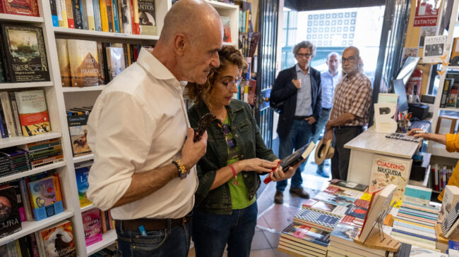 La jornada de reflexión de los candidatos en Andalucía: cerveza, amigos, compras y libros