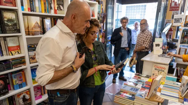 La jornada de reflexión de los candidatos en Andalucía: cerveza, amigos, compras y libros