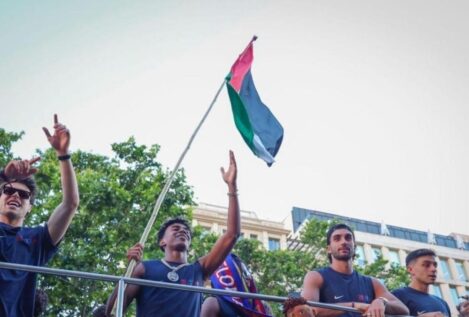 Lamine Yamal desata un nuevo choque político al ondear la bandera de Palestina durante la rúa