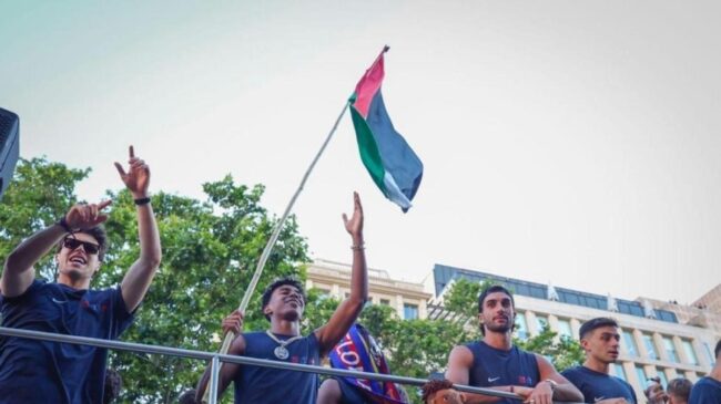 Lamine Yamal desata un nuevo choque político al ondear la bandera de Palestina durante la rúa