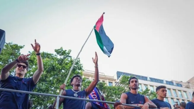 Lamine Yamal desata un nuevo choque político al ondear la bandera de Palestina durante la rúa