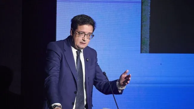 Óscar López acusa a Ayuso de ir a México «a provocar» y a «hacer el ridículo»