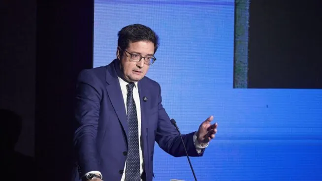 Óscar López acusa a Ayuso de ir a México «a provocar» y a «hacer el ridículo»