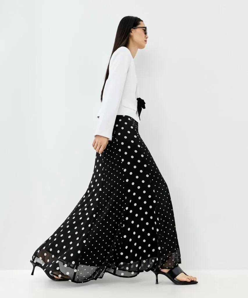 Falda negra con lunares blancos de Lefties. (PVP: 17.99€)