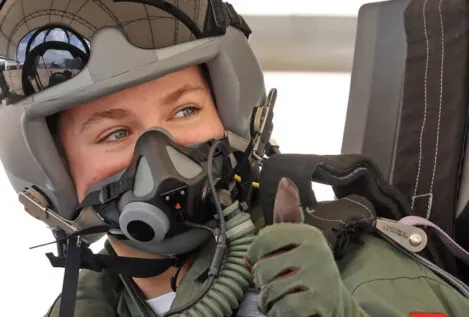 Leonor da un salto en su formación y pilota un avión de combate: las fotos inéditas de su entrenamiento entre Badajoz y Albacete