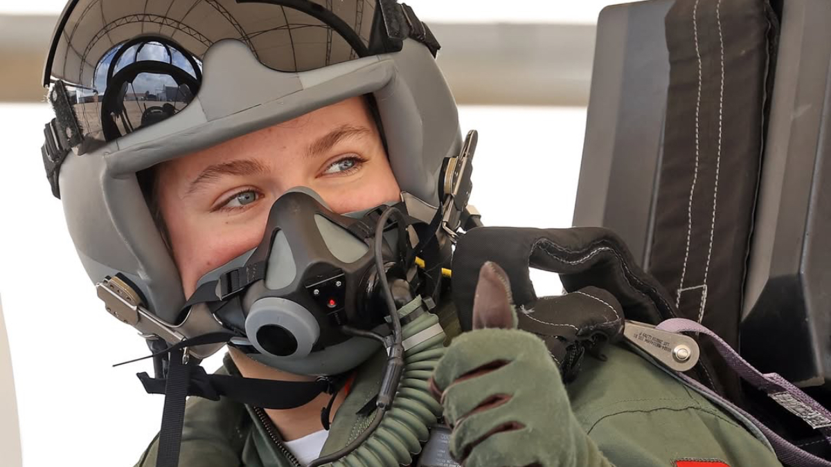 Leonor da un salto en su formación y pilota un avión de combate: las fotos inéditas de su entrenamiento entre Badajoz y Albacete