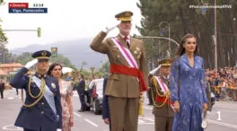 La niebla y el frío de Vigo no pueden con Letizia en el Día de las Fuerzas Armadas: brilla con el vestido floral más bonito de su armario