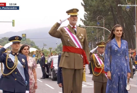 La niebla y el frío de Vigo no pueden con Letizia en el Día de las Fuerzas Armadas: brilla con el vestido floral más bonito de su armario