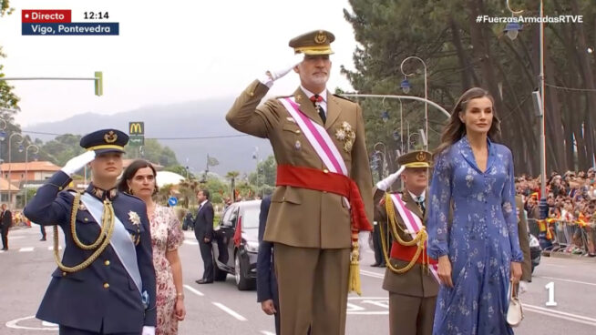 La niebla y el frío de Vigo no pueden con Letizia en el Día de las Fuerzas Armadas: brilla con el vestido floral más bonito de su armario