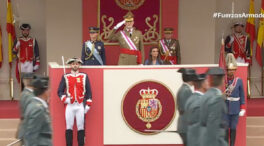 El dolor de pie vuelve a hacer mella en Letizia: rompe el protocolo y acaba sentada en el desfile del Día de las Fuerzas Armadas