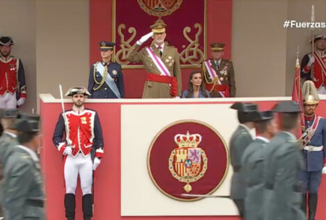 El dolor de pie vuelve a hacer mella en Letizia: rompe el protocolo y acaba sentada en el desfile del Día de las Fuerzas Armadas