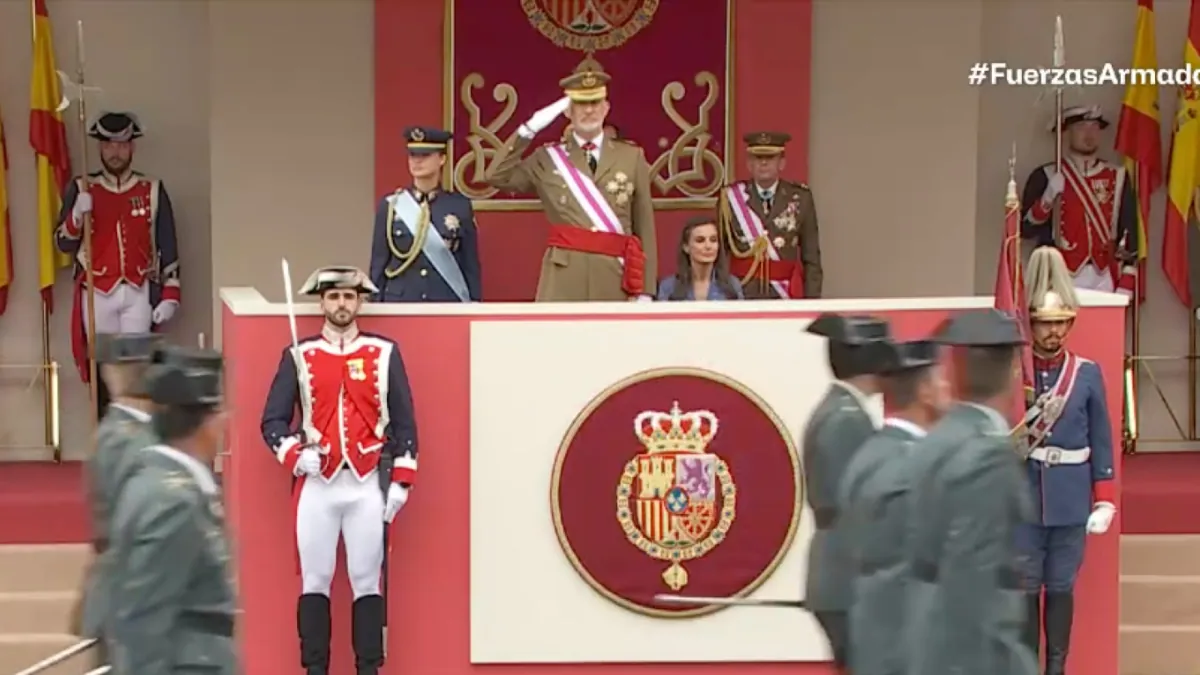El dolor de pie vuelve a hacer mella en Letizia: rompe el protocolo y acaba sentada en el desfile del Día de las Fuerzas Armadas