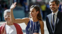 Letizia estrena la Feria del Libro con el vestido más fresquito para el verano: inspiración 'hippie' y con las cuñas perfectas para elevar tu look