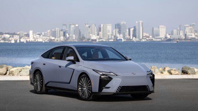 Lexus aporta carácter y hace crecer a la berlina más silenciosa de su catálogo: el ES