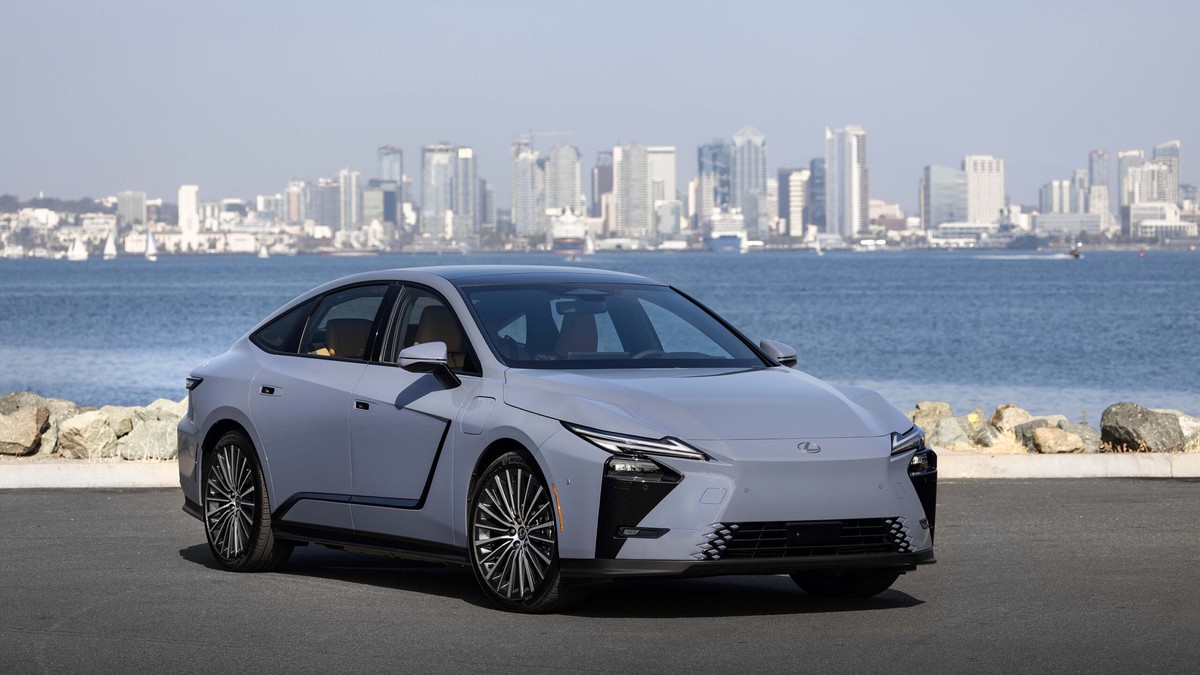 Lexus aporta carácter y hace crecer a la berlina más silenciosa de su catálogo: el ES