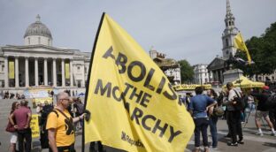 Un centenar de personas se manifiestan en Londres para pedir la abolición de la monarquía