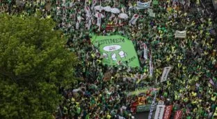 Decenas de miles de profesores reclaman más recursos para la educación pública en Valencia