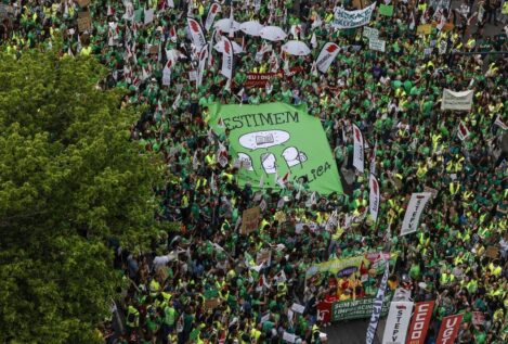 Decenas de miles de profesores reclaman más recursos para la educación pública en Valencia