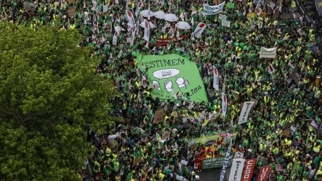 Decenas de miles de profesores reclaman más recursos para la educación pública en Valencia