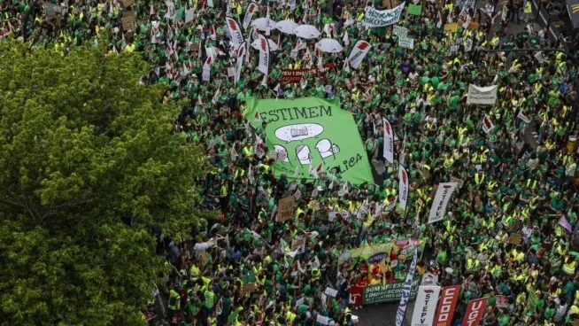Decenas de miles de profesores reclaman más recursos para la educación pública en Valencia