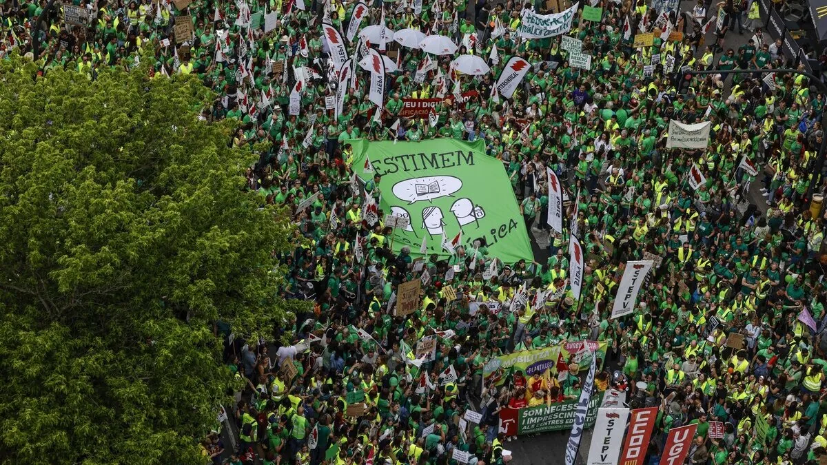 Decenas de miles de profesores reclaman más recursos para la educación pública en Valencia