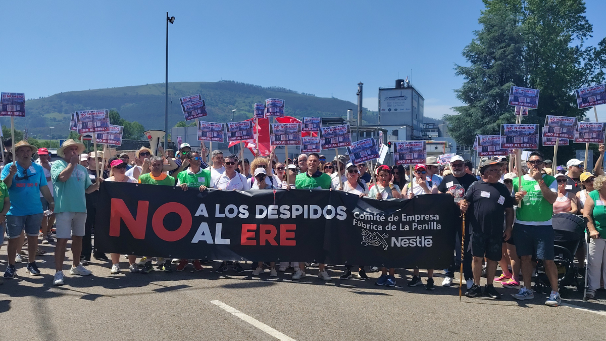 Más de 2.500 personas marchan en Cantabria en contra del ERE en Nestlé