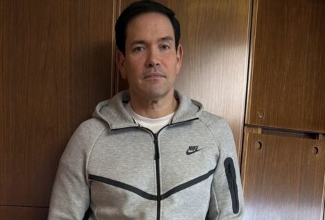Rubio posa desde el avión presidencial con el chándal que llevaba Maduro tras su captura