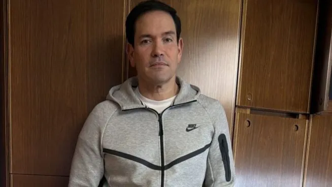Rubio posa desde el avión presidencial con el chándal que llevaba Maduro tras su captura
