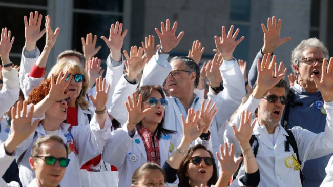 Un mes de huelga de médicos: ¿por qué no hay solución a la vista?