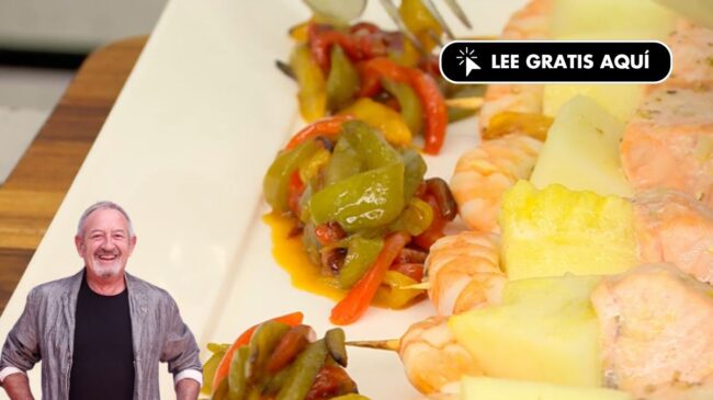 El melón está bueno en esta sopa fría de José Andrés, pero se convierte en una 'cena 10' en estas brochetas con salmón y langostinos de Arguiñano