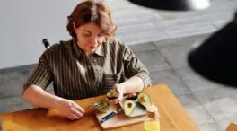 Sonia Clavería, médico, sobre el desayuno en la menopausia: «Hay que comer fruta para mejorar la inflamación; pero cuidado con la cafeína»