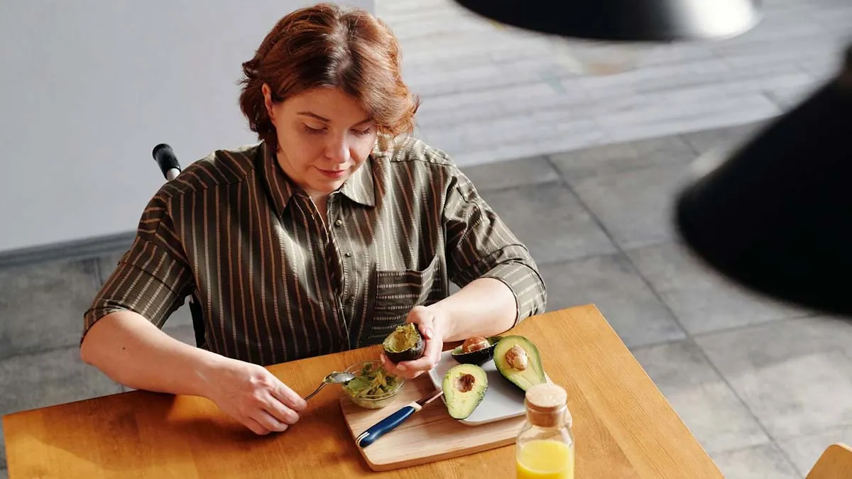 Sonia Clavería, médico, sobre el desayuno en la menopausia: «Hay que comer fruta para mejorar la inflamación; pero cuidado con la cafeína»
