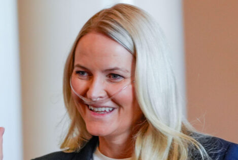 Mette-Marit y Haakon vuelven a visitar a Marius en la cárcel: una cánula de oxígeno y sin hacer caso a la crítica