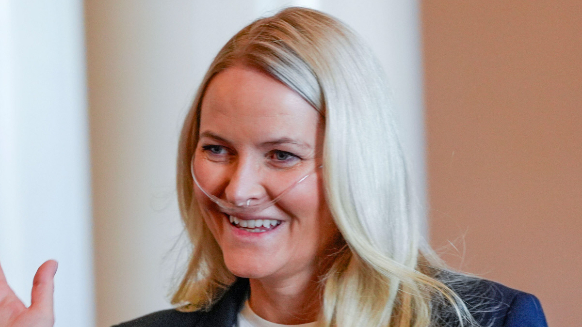Mette-Marit y Haakon vuelven a visitar a Marius en la cárcel: una cánula de oxígeno y sin hacer caso a la crítica