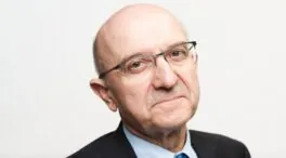 Miguel Ángel Martínez (68), médico, sobre el uso del móvil: «Está demostrado que ha bajado el coeficiente intelectual por dormir menos y hacer scroll por las noches»