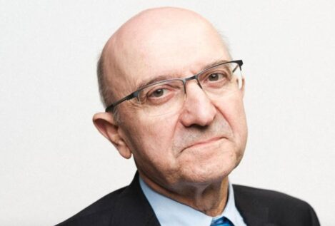 Miguel Ángel Martínez (68), médico, sobre el uso del móvil: «Está demostrado que ha bajado el coeficiente intelectual por dormir menos y hacer scroll por las noches»
