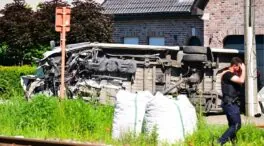 Cuatro muertos, dos de ellos menores, al colisionar un tren con un bus escolar en Bélgica