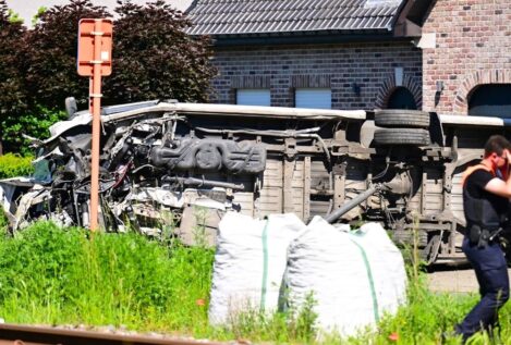 Cuatro muertos, dos de ellos menores, al colisionar un tren con un bus escolar en Bélgica