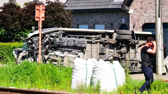Cuatro muertos, dos de ellos menores, al colisionar un tren con un bus escolar en Bélgica